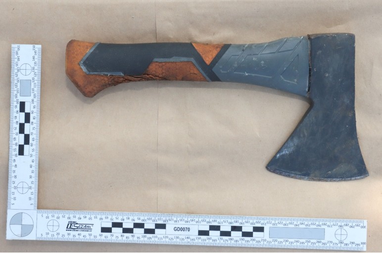 Chàng trai hung hãn tại Kadaň tấn công và cướp bóc người đi bộ. Đấm đá và đe dọa bằng rìu