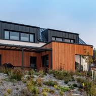 Z obývacího pokoje je výhled od zahrady a na Javorník.