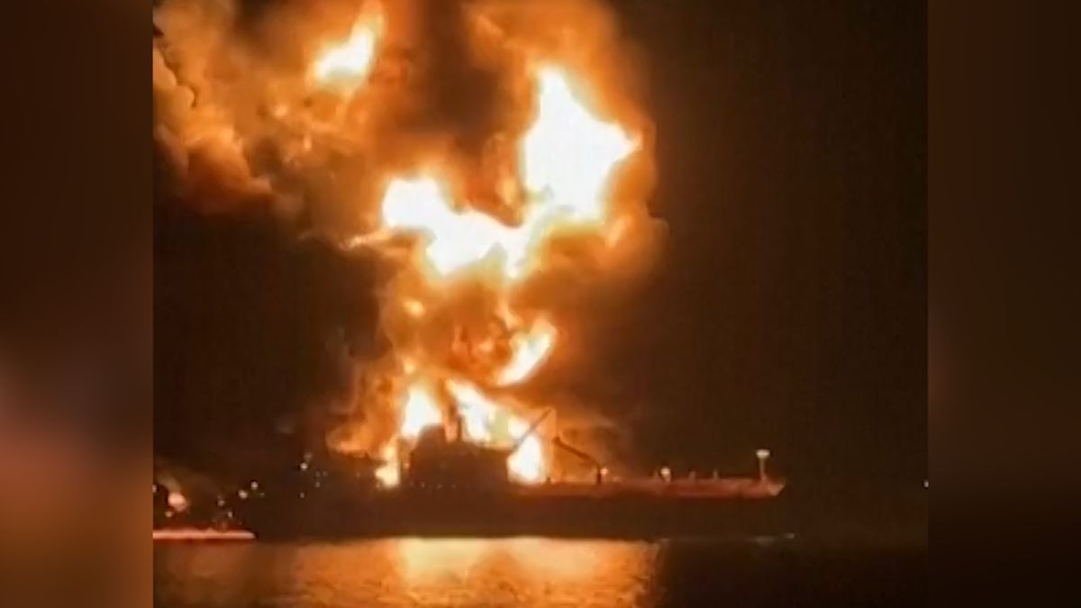 Dva tankery hoří v přístavu Umm Kasr. Irák po útoku zcela zastavil plnění lodí ropou