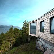 Z oken chaty je výhled na fjord.