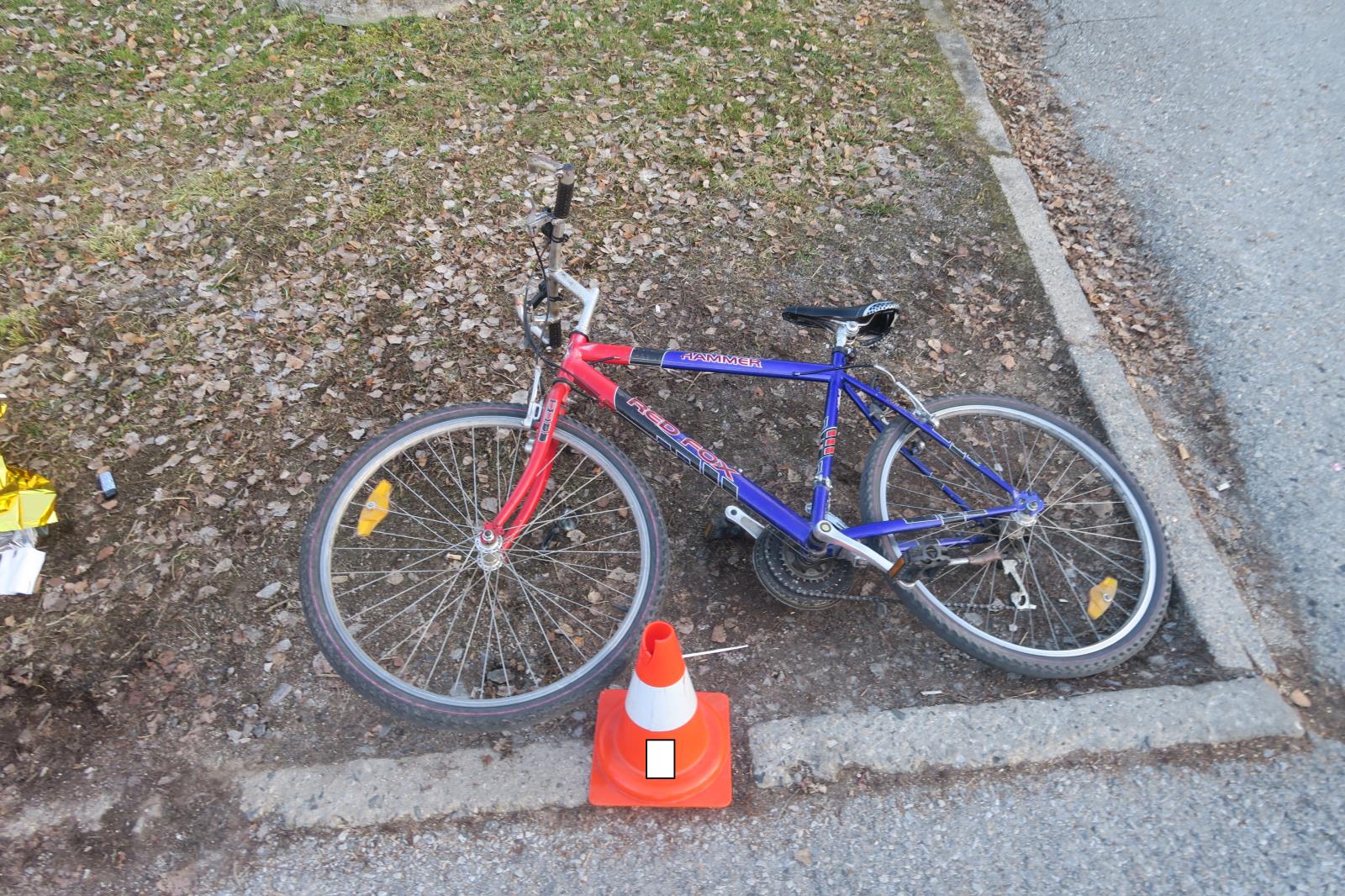 Cyklista jel na Českokrumlovsku bez držení řídítek a smetl chodkyni