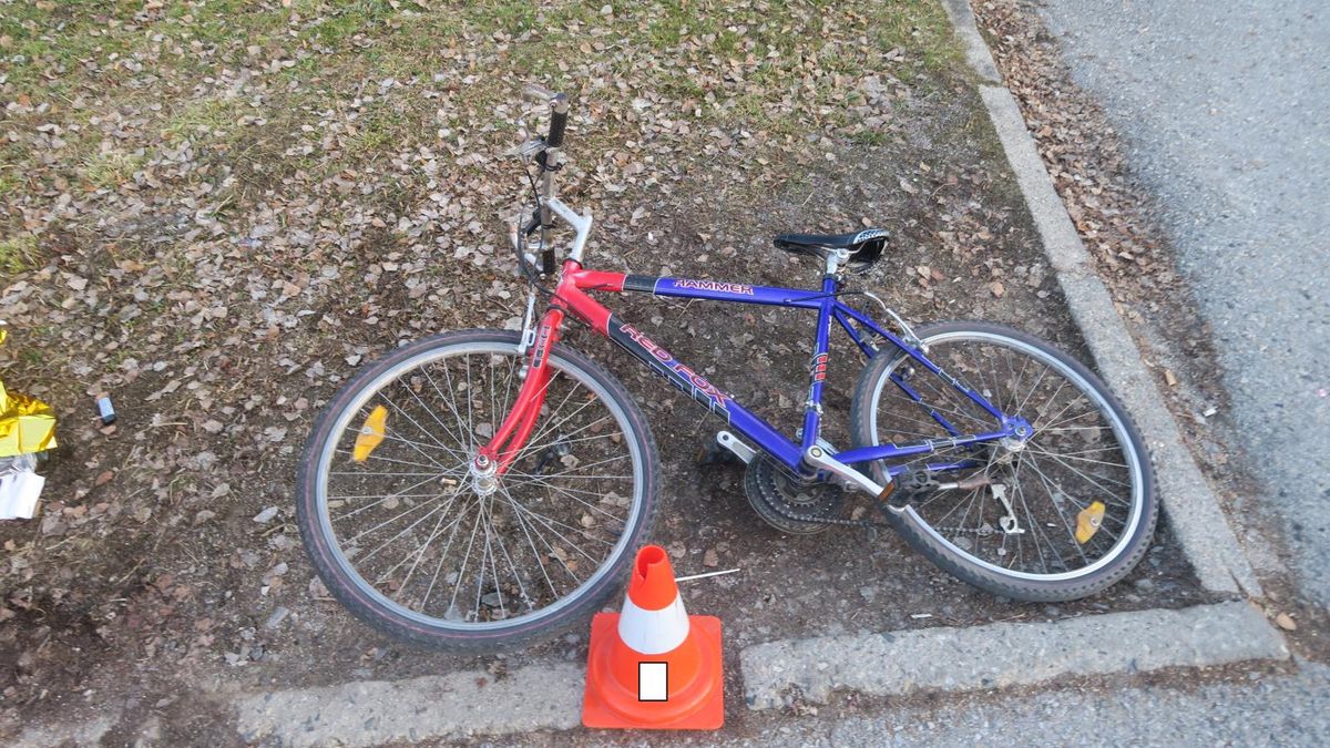Cyklista jel na Českokrumlovsku bez držení řídítek a smetl chodkyni
