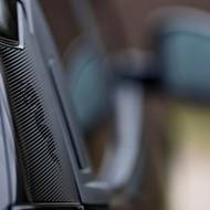 Na zadním sloupku je za klikou dveří elegantně skrytý motiv loga značky, opět však poněkud zaniká v černém laku.