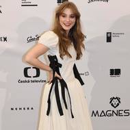 Sošku za nejlepší herečku si v šatech Martina Kohouta odnesla mladičká Kateřina Falbrová. 