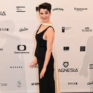 Herečka Antonie Martinec Formanová vypadala v černých šatech na ramínku s bílou vlečkou od návrhářky Alexandry Gnidiak světově. 