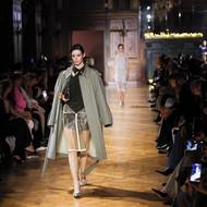 Průsvitná sukně je velmi rafinovaná. 