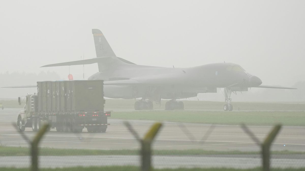 Mlha zabránila přistát americkým bombardérům v Británii