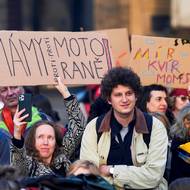 Transparenty proti Motoristům