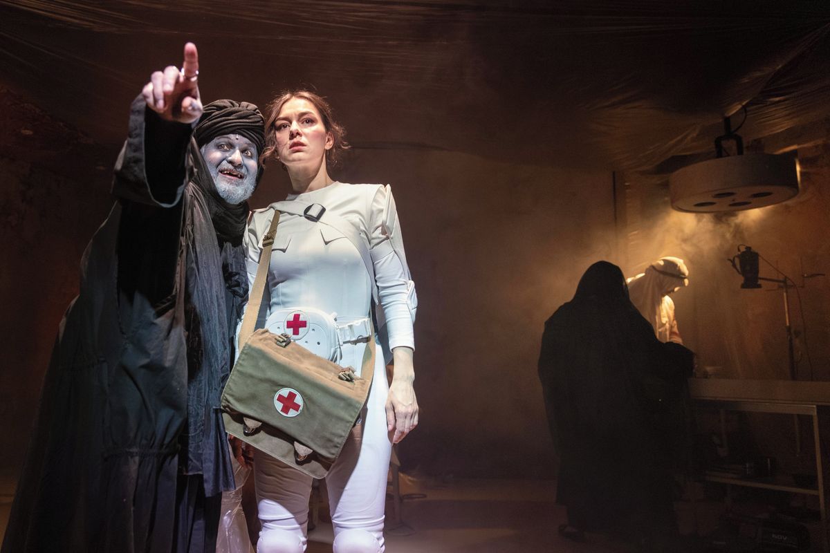 RECENZE: Příběh české doktorky v Orientu si říká o film, v Rokoku ho inscenují šikovně a nápaditě