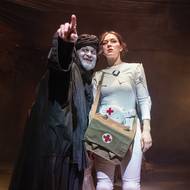 Beáta Kaňoková jako lékařka Vlasta Kálalová cestuje v inscenaci Doktorka z domu Trubačů do dalekého Orientu počátkem 20. století.