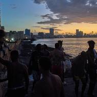 Západ slunce v Havaně. Možná je to romantický výhled, ale horší je pro Kubánce nastávající tma. 