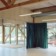 V interiéru haly jsou umístěny multifunkční prostory.