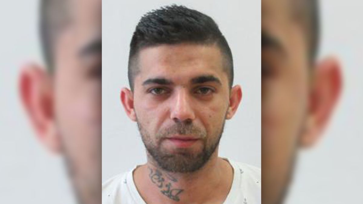Policie pátrá po uprchlém vězni s tetováním na krku