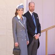 Oficialit se zúčastnil i korunní princ William s manželkou Catherine. Ta oblékla na uvítanou a počest šedý kabát britské návrhářky nigerijského původu Tolu Cokerové sladěný s kloboučkem.