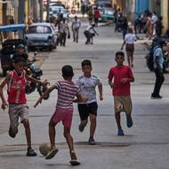 Kubánské děti se dokážou zabavit i bez elektřiny. K fotbalu na ulici proud ani benzín nejsou potřeba. 