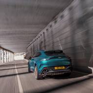 Zadní část má nezaměnitelný design.