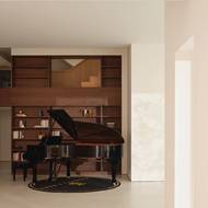 Zákoutí s klavírem má dostatek místa na to, aby se zde členové rodiny mohli sejít a trávit čas pohromadě.