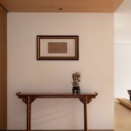 Tradiční prvky a rysy se ze zahrady pozvolna přenášejí do interiéru, kde se mísí se západním minimalismem.