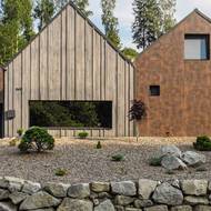 Nechybí garáž, která tvarově koresponduje se stavbou.