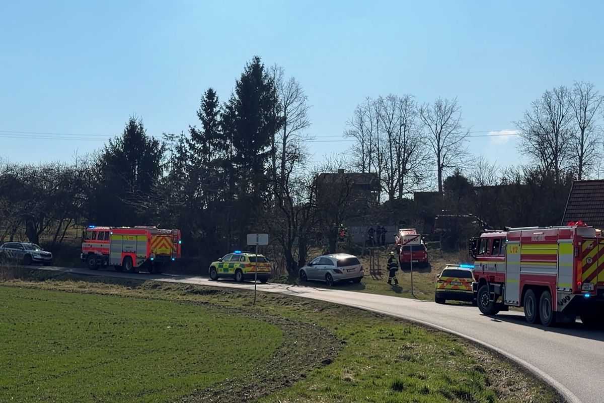 Dělníka na Kladensku zasáhl proud z vysokého napětí, muž zůstal viset na stromě