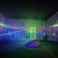 V rajském dvoře bývalého františkánského kláštera má světovou premiéru instalace Uranium, za níž stojí Amador Artiga ze Španělska a Karlos Šimek z České republiky. Sochu tvoří dvaatřicet tyčí z uranového skla, které fluoreskuje pod ultrafialovým světlem.