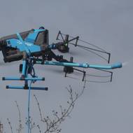 Stroj určený k mytí budov využívá vlastní systém řízení i speciálně upravené trysky.