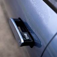 Kliky jsou elektricky výsuvné.