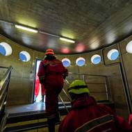 Větrací šachta slouží i jako výstup na povrch.