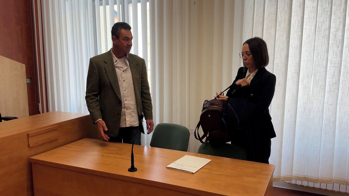 Lapenou kunu nechal majitel penzionu škvařit na slunci a pak do ní střílel. Dostal podmínku a pokutu