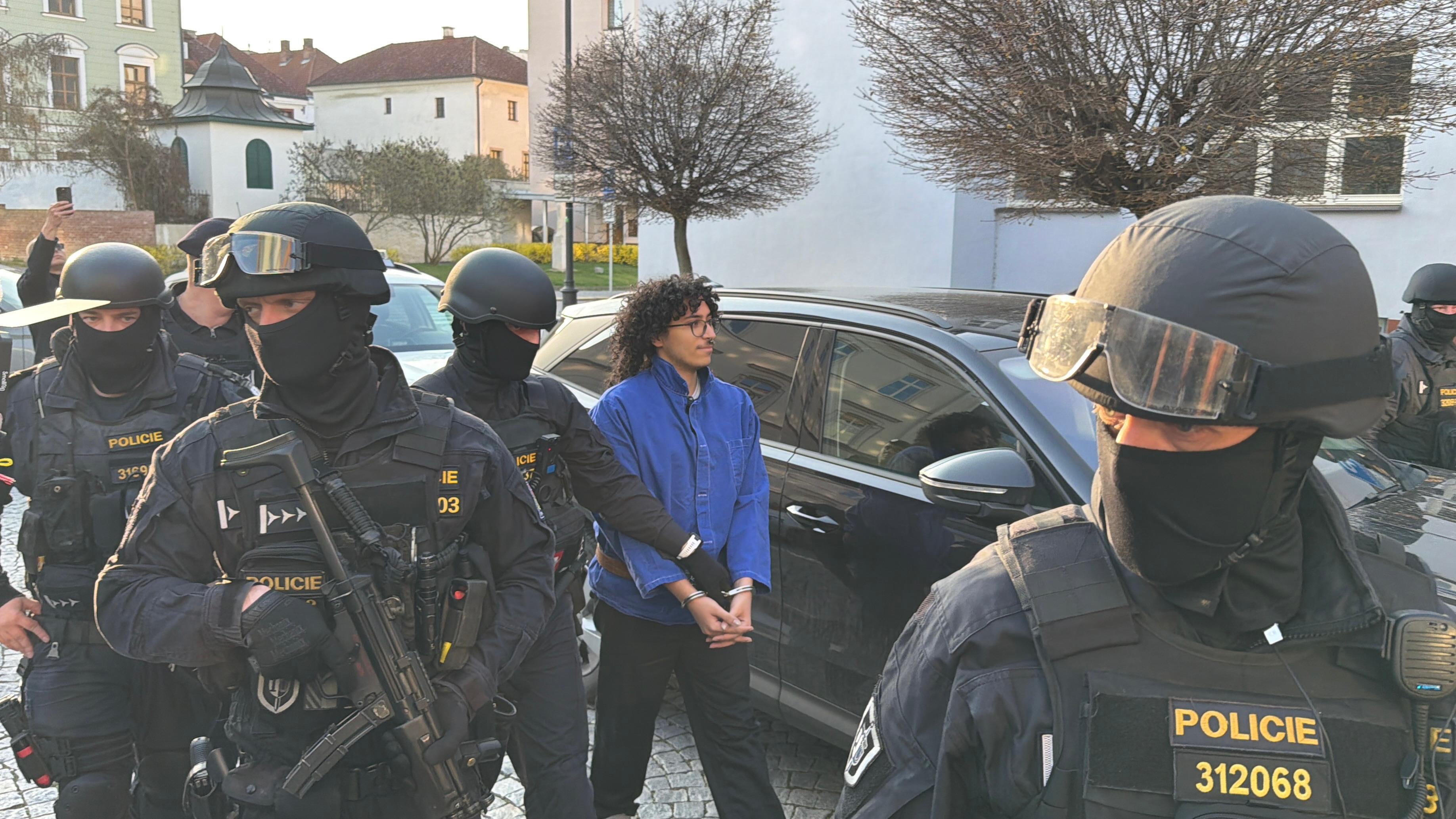 Nghi phạm vụ cháy nhà kho đang bị cảnh sát phong tỏa