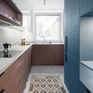 Pracovní plocha v kuchyni je do písmene L.