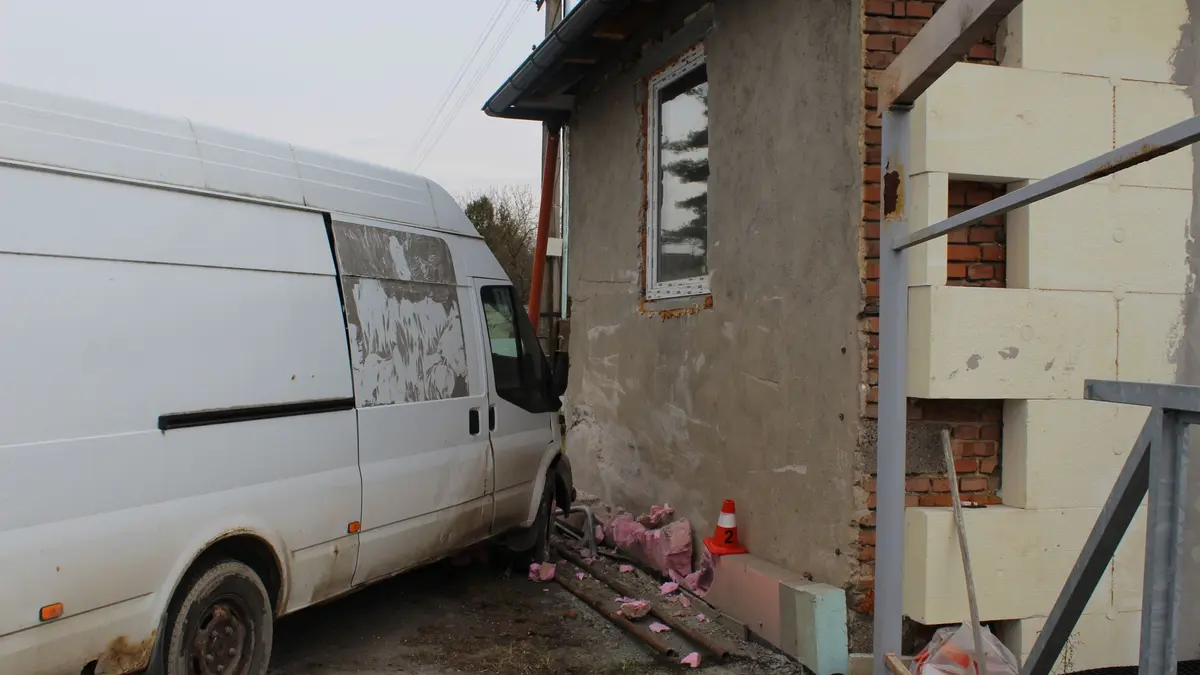 Řidič nakladače v Přerově zavadil o dodávku. Ta narazila do stěny domu