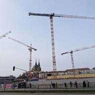 Čtyři jeřáby na staveništi, ten v popředí je jeden z nejvyšších v Česku.