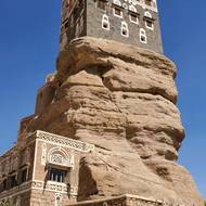 Jsou zde i domy postavené na vrcholcích skal.