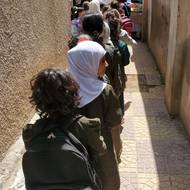 Děti čekají na jídlo v charitativní kuchyni. Pro mnohé je tohle jídlo jediné, které ten den snědí.