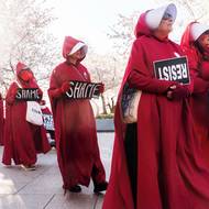 Část průvodu ve stylu seriálového Příběhu služebnice