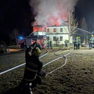 S požárem hasiči zápolili celou noc.