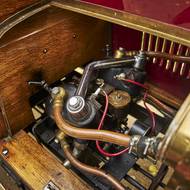 Vidlicový dvouválec pod kapotou Laurin & Klement Voiturette A