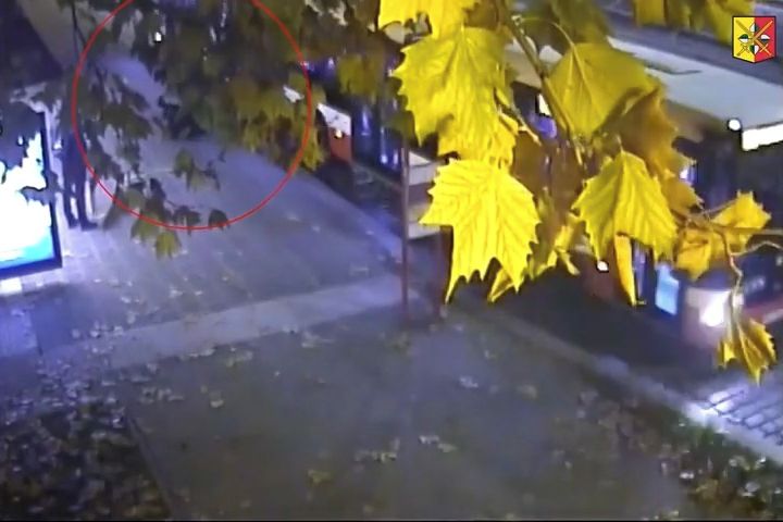 Drsný útok na zastávce MHD v Praze. Napadenému operovali zlomenou čelist, policie hledá násilníka