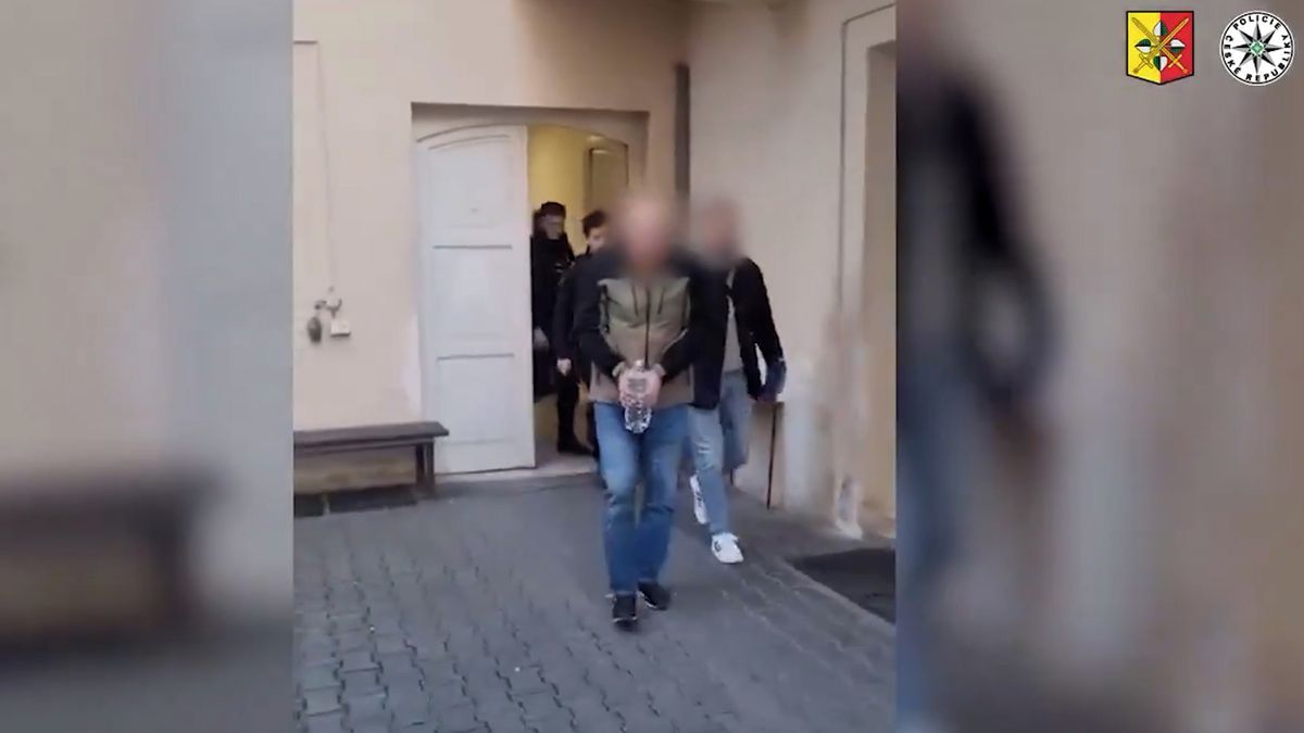 Policie obvinila z obecného ohrožení muže, který měl zaútočit na Ruský dům