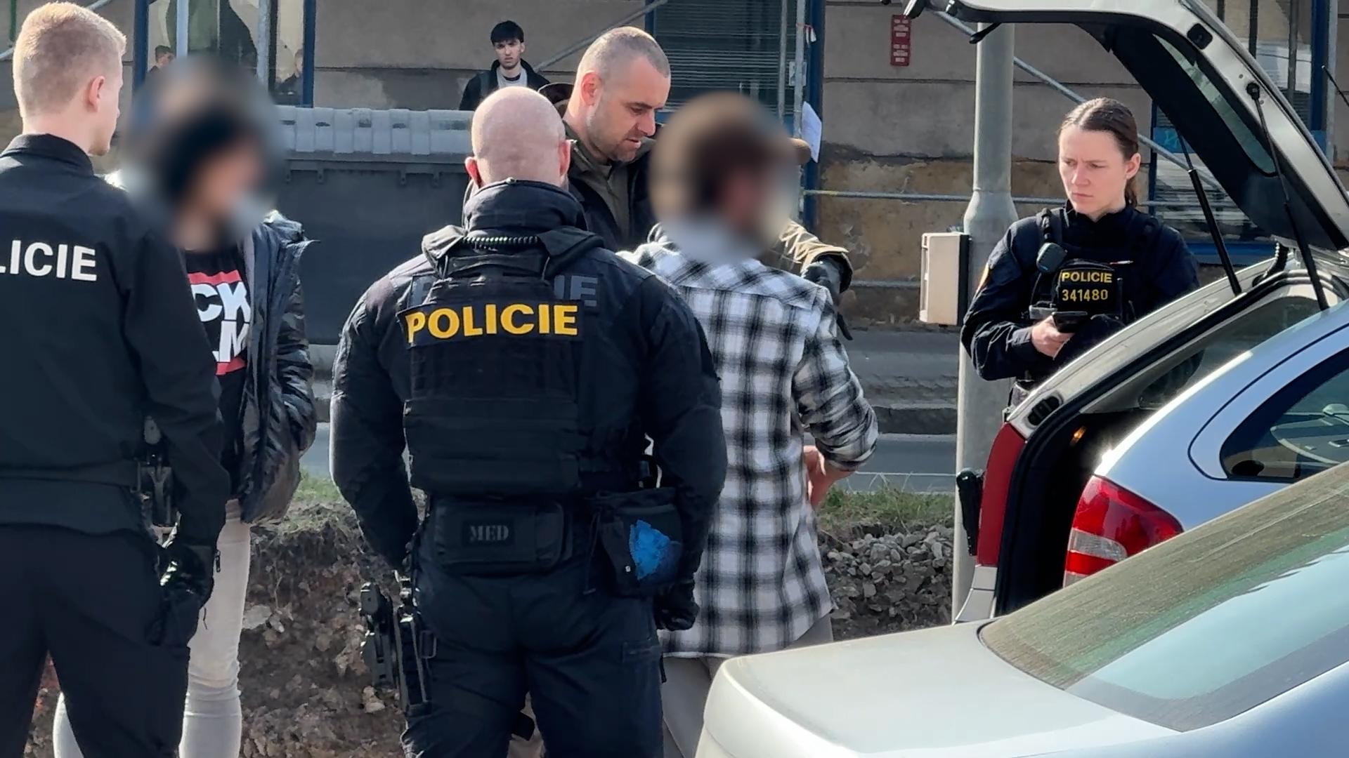 Policejní manévry v centru Plzně: Zdrogovaný řidič měl v autě podezřelý balíček