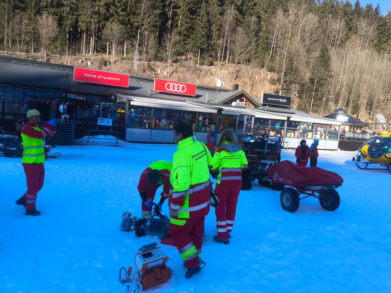 Ve Špindlerově Mlýně se srazil lyžař a snowboardistka. S vážnými zraněními jsou v nemocnici