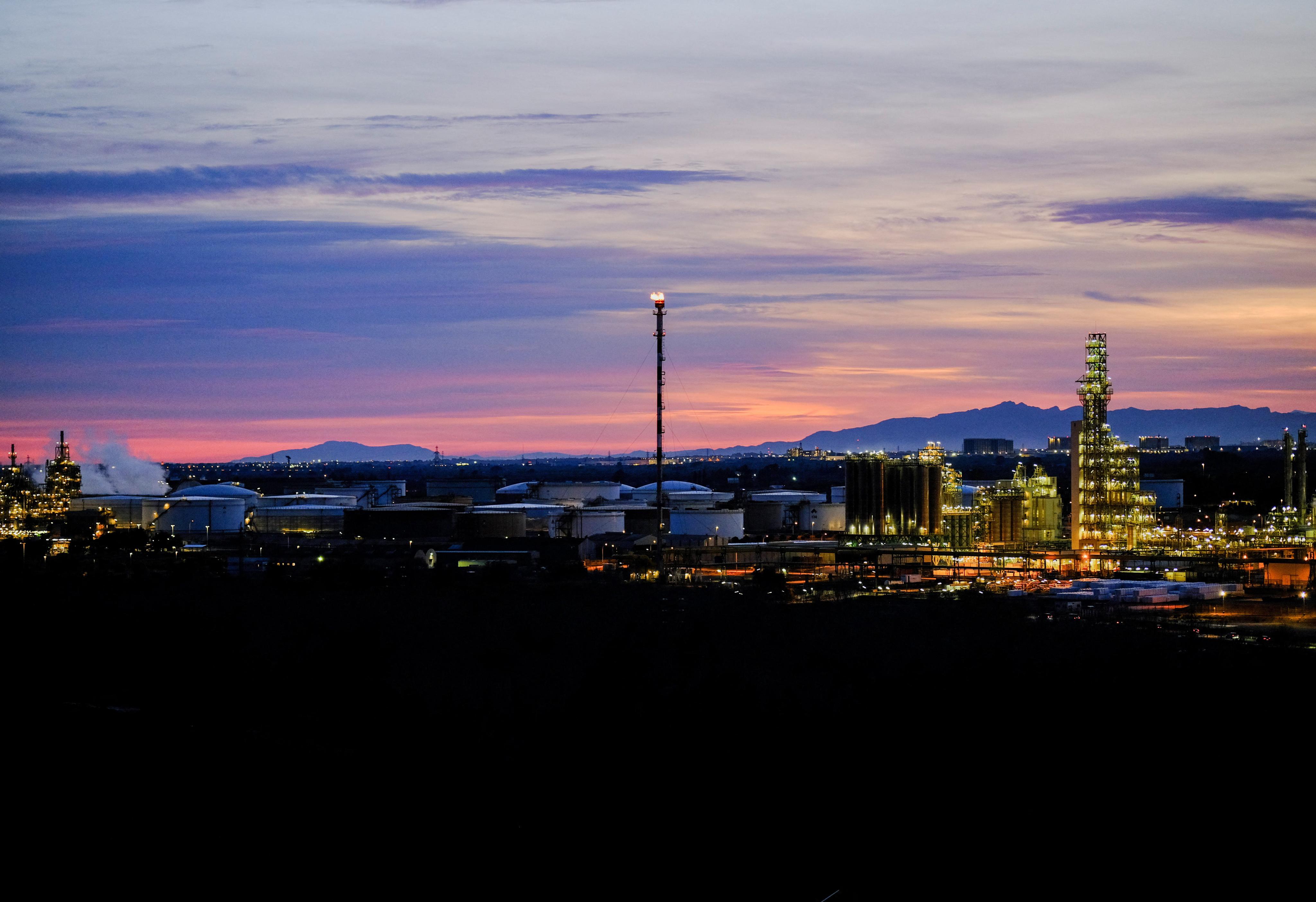 Giải phóng lượng dầu kỷ lục từ các nguồn dự trữ