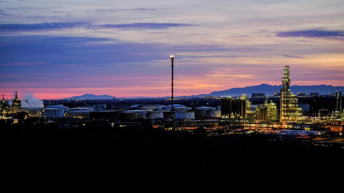 Uvolní se rekordní množství ropy z nouzových rezerv