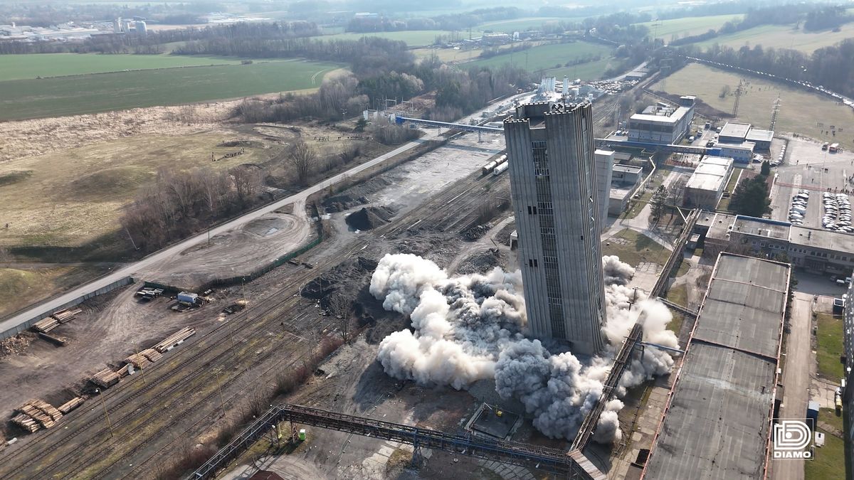 Věž dolu Staříč při odstřelu nespadla přesně tam, kam měla. Z tisíců tun betonu byla za pár vteřin suť