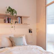 Nábytek je z březové překližky.