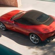 Ferrari Amalfi Spider v barvě červené Tramonto