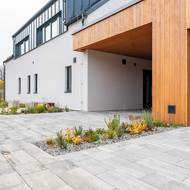 Do objemu domu je zakomponovaná garáž i kryté stání pro vůz.