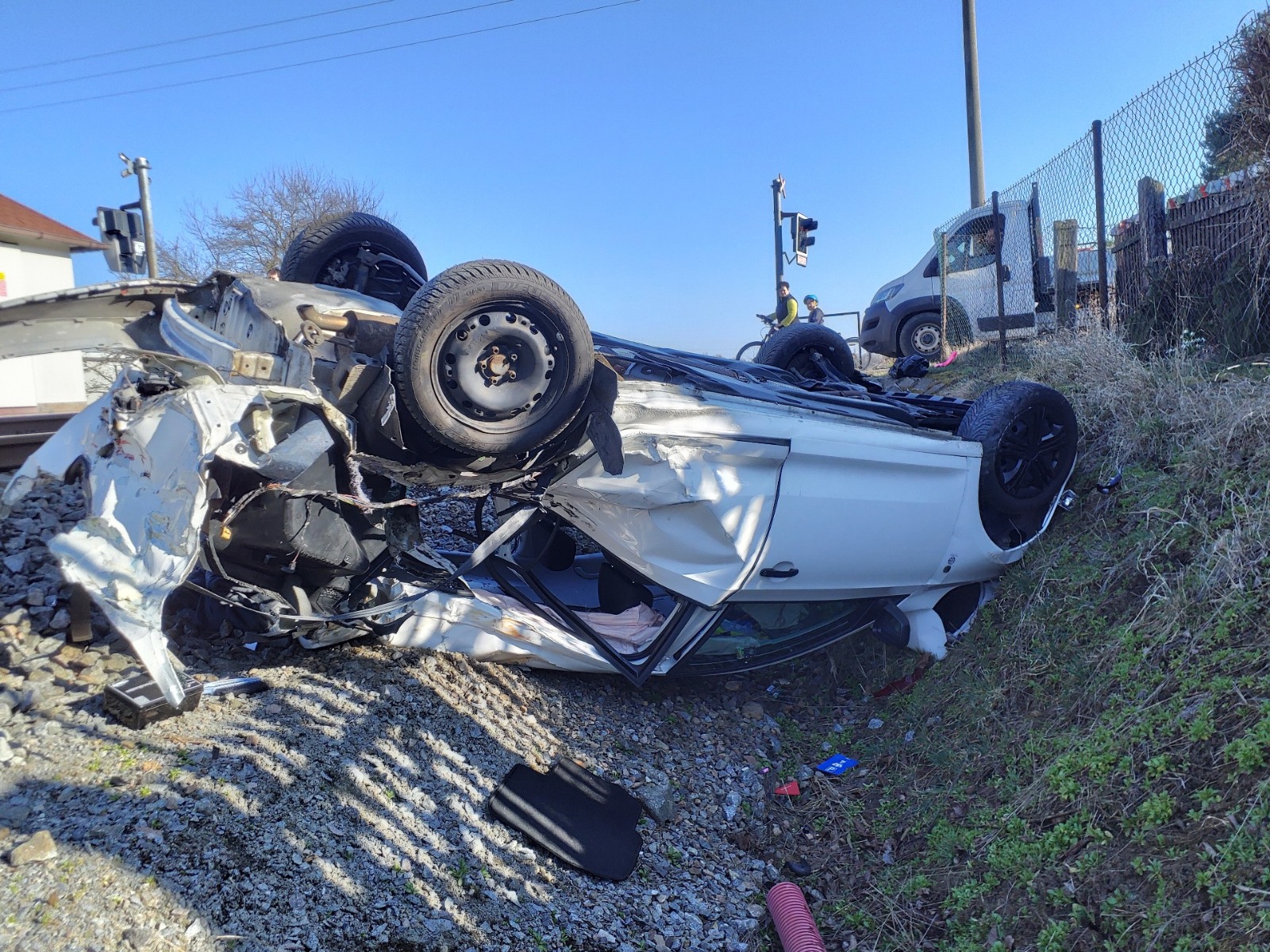 Vlak na Chrudimsku srazil na přejezdu auto, kompletně ho zdemoloval