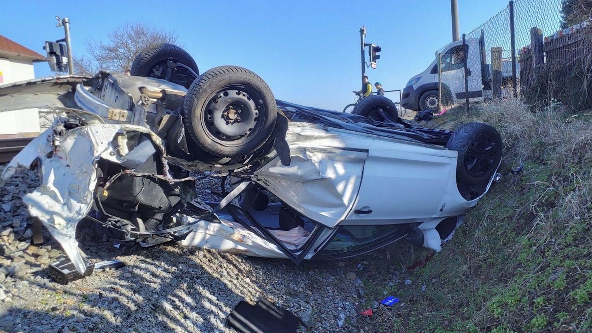 Vlak na Chrudimsku srazil na přejezdu auto, kompletně ho zdemoloval